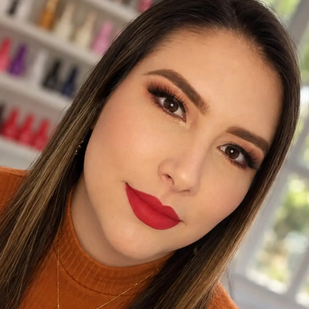 Maquiagem completa com batom vermelho
