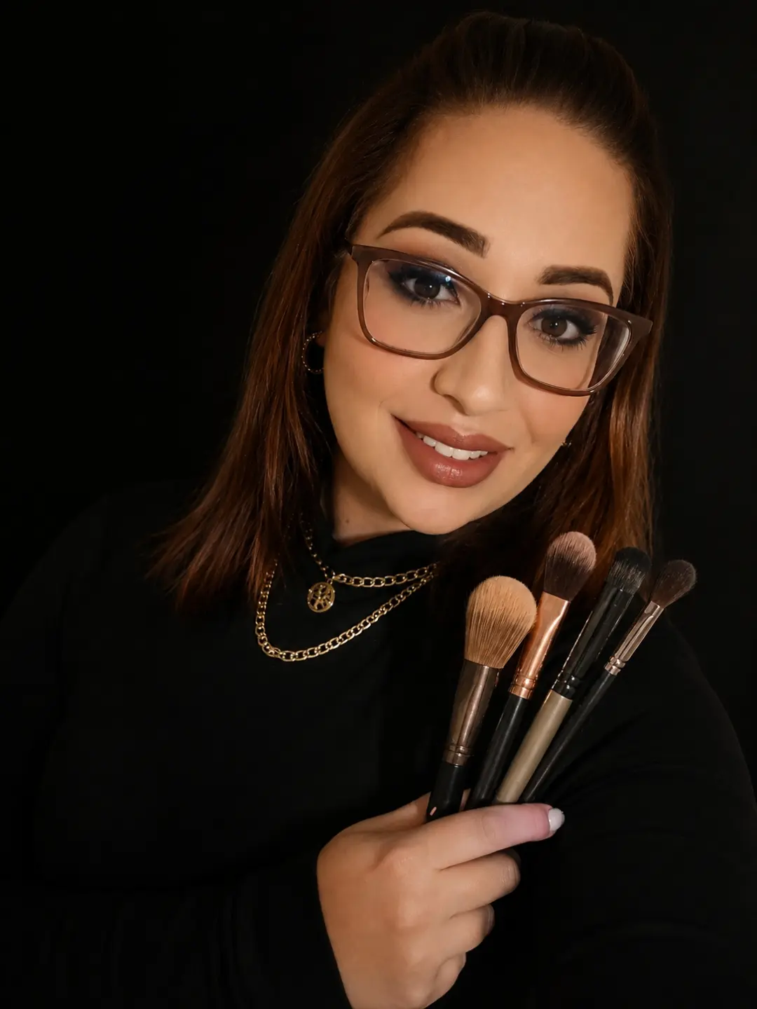 Taiane Martins segurando pincéis de maquiagem