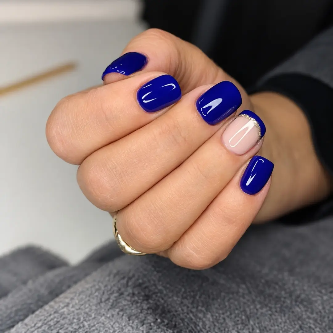 Unhas curtas com esmalte azul royal