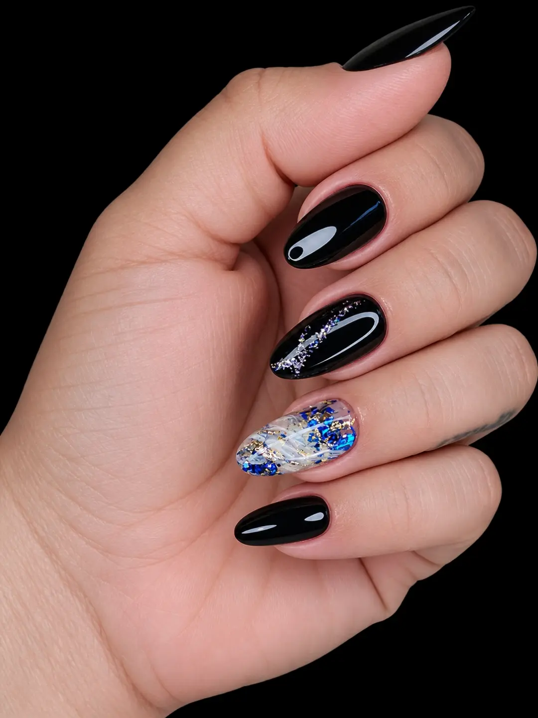 Unhas amendoadas pretas com decoração em azul e dourado