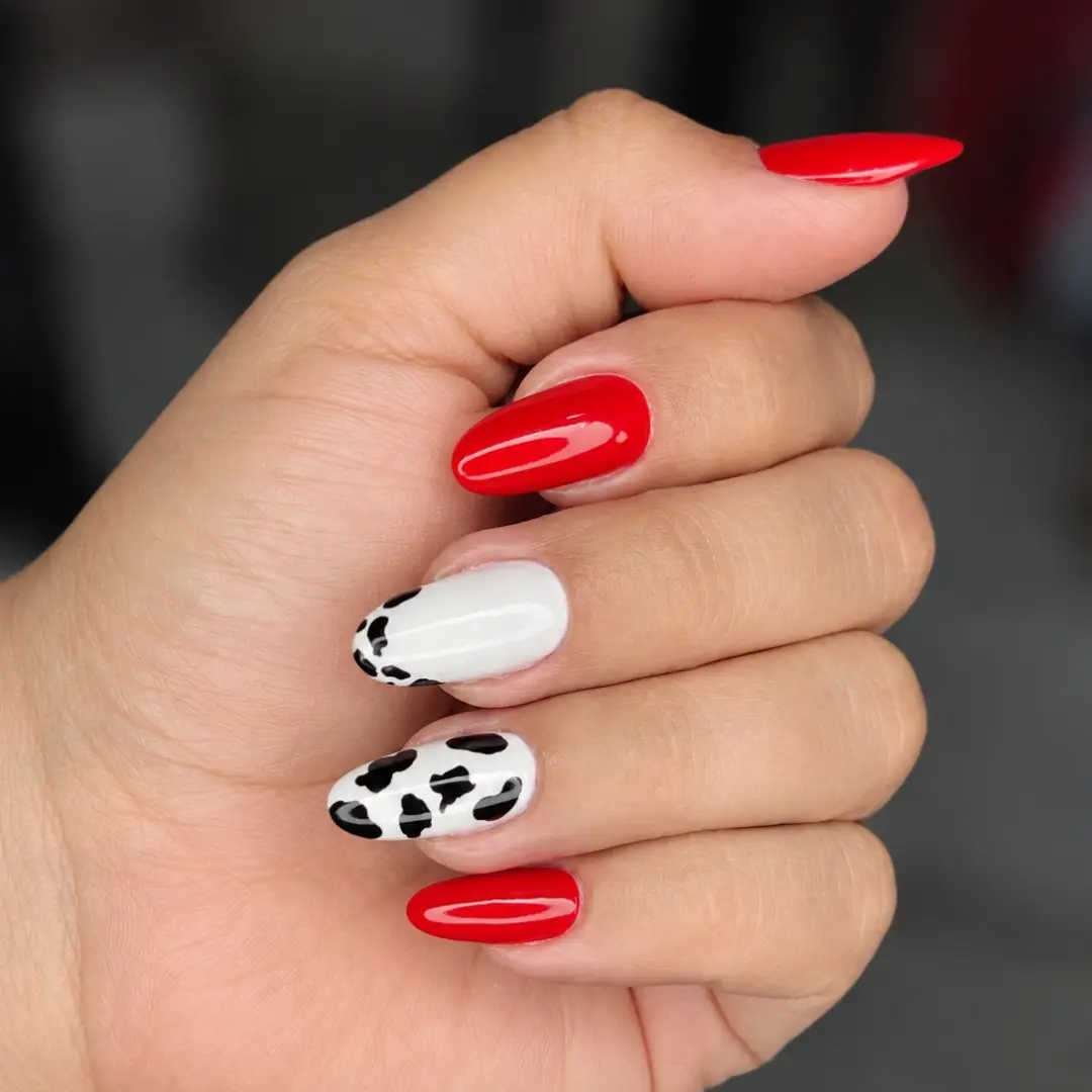 Unhas vermelhas com estampa de vaca
